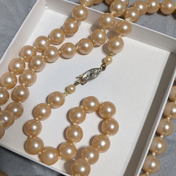 Elegant Faux Pearl Necklace - Picture 4 of 10